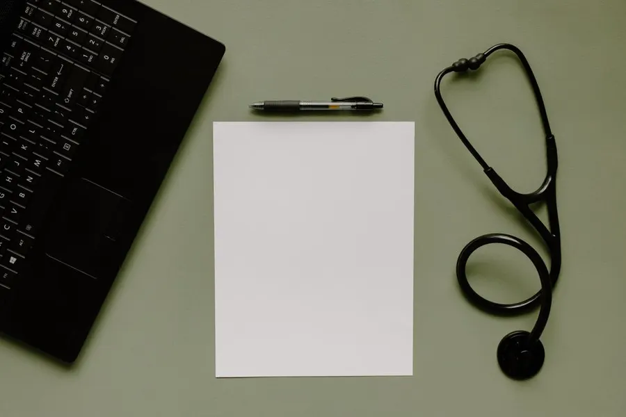 Un stéthoscope et un bloc-notes sur le bureau d'un cabinet