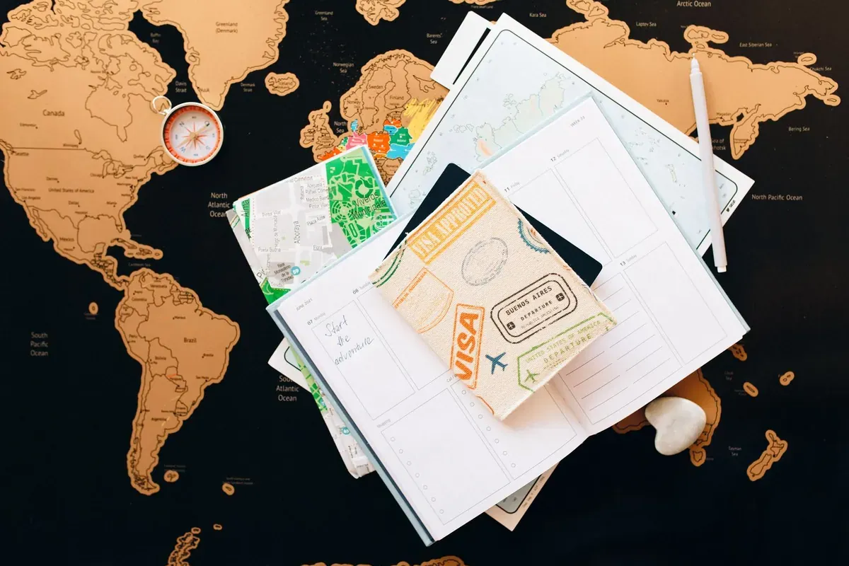 Documents de voyage et passeport étalés sur une carte