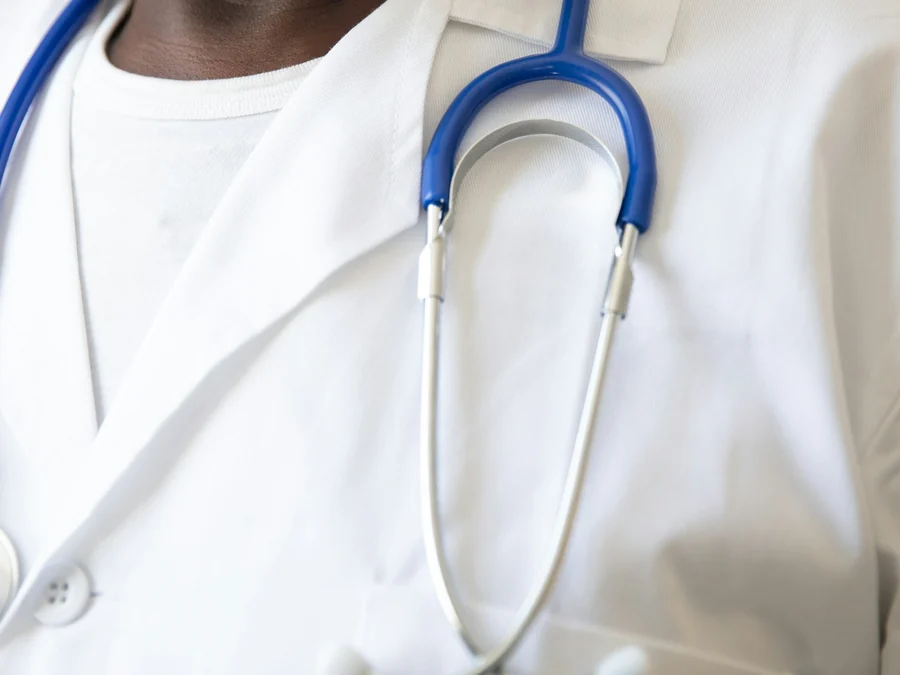 Blouse blanche de médecin avec un stéthoscope autour du col