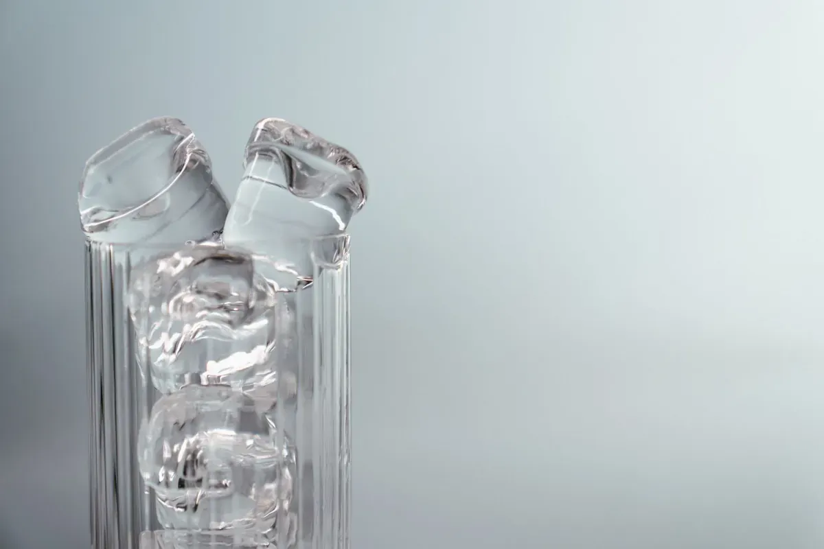 Bouteilles d'eau en verre sur fond clair