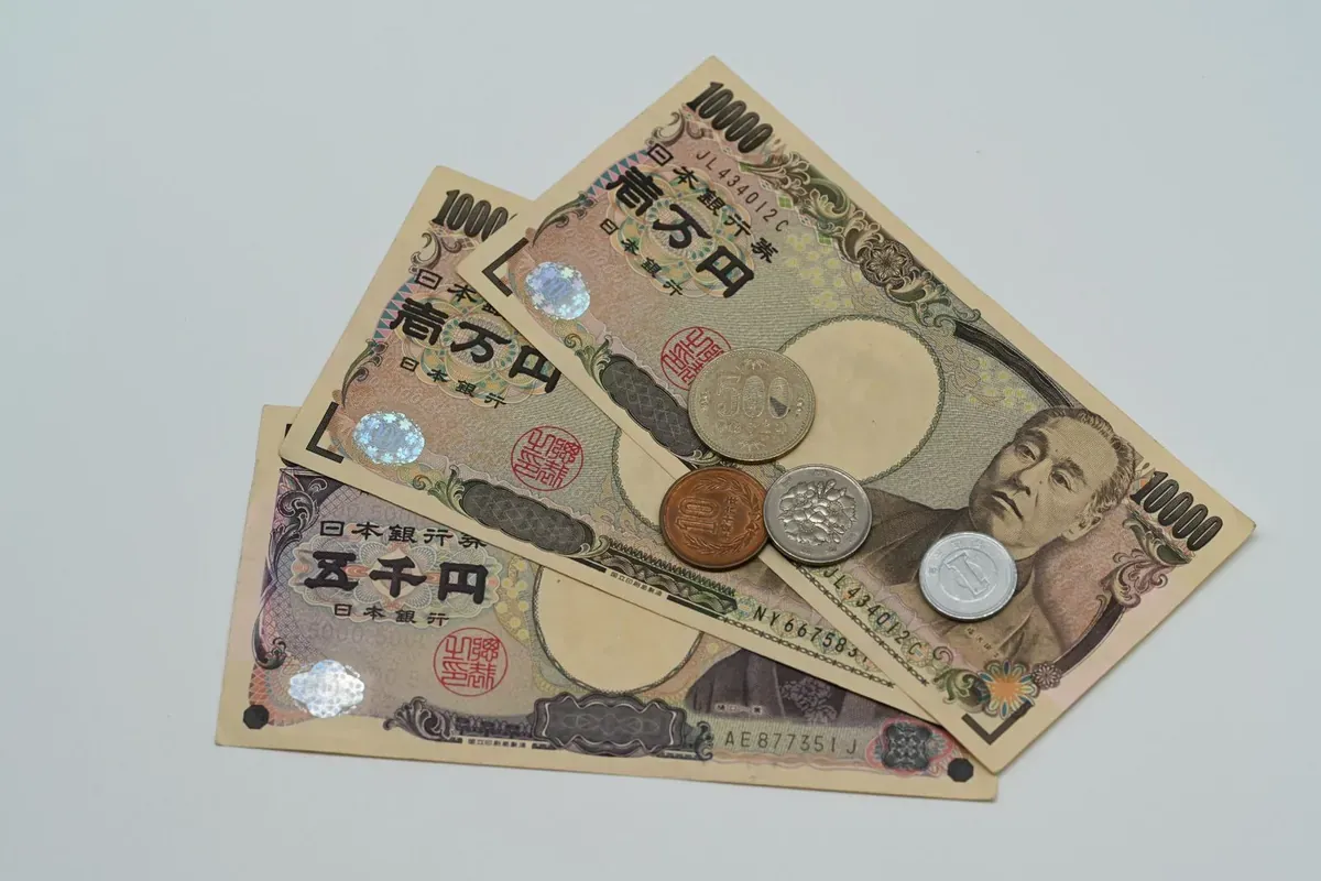 Billets et pièces en yens japonais posés à plat