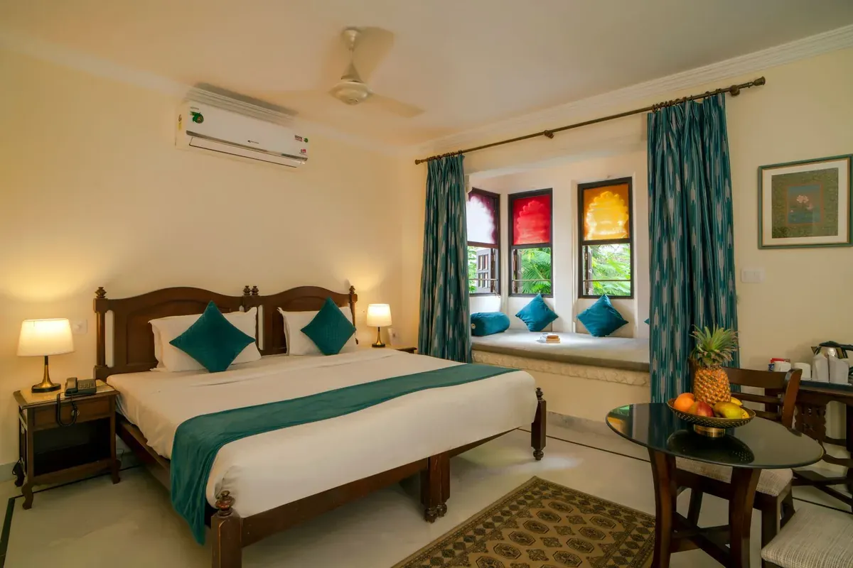 Une chambre d'hôtel faite, avec un lit près de la fenêtre