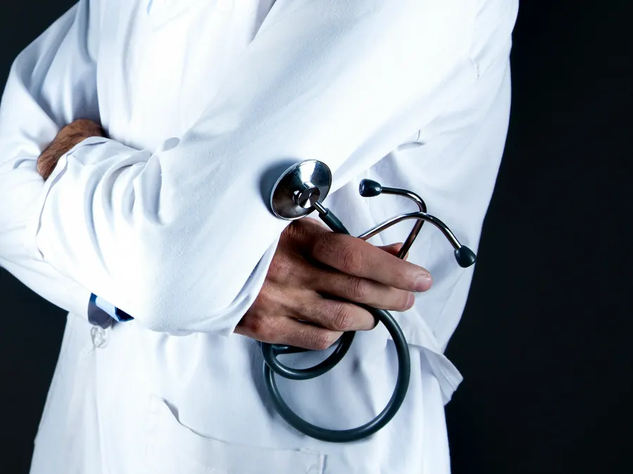 Une blouse blanche et un stéthoscope dans un cadre clinique